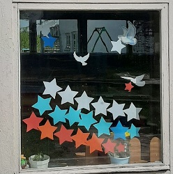 На окне звезды и голуби