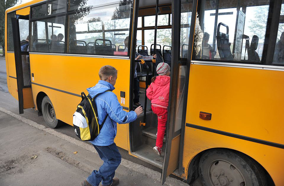 Дети выходят из автобуса