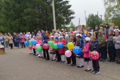 1 сентября - Дети с воздушными шарами